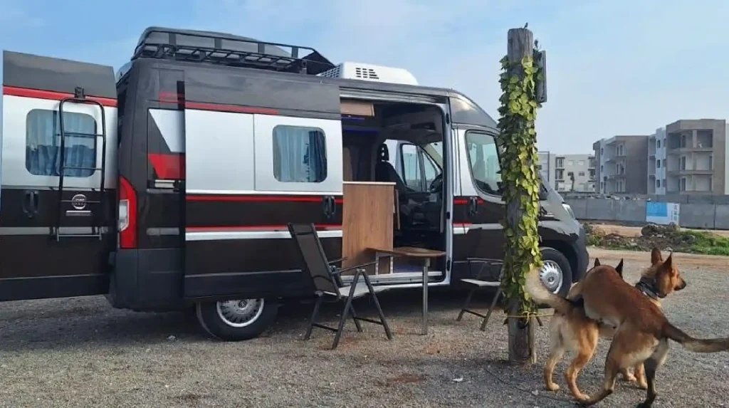 Camping-car en voyage à travers les paysages majestueux du Maroc avec Camper Van Rentals Morocco