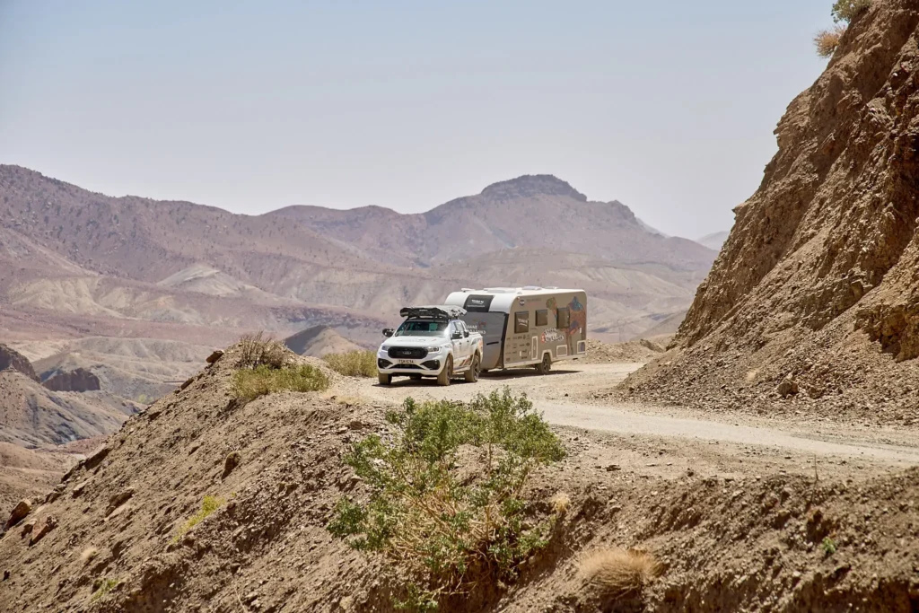 Camping car sur route dans les montagnes de l’Atlas au Maroc